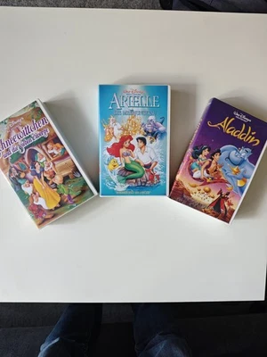 Disney VHS‑Meisterwerke: Aladdin, Schneewittchen & Arielle– mit Booklet - Bild 1 von 4