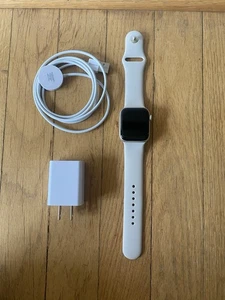 Apple Watch SE (2022) 40mm Wi-Fi - Photo 1 sur 10