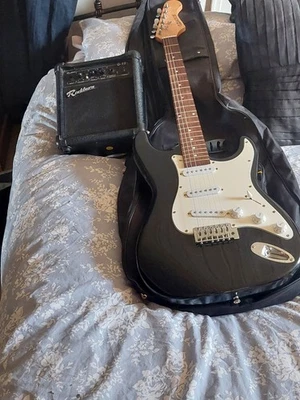 elevation elecric quitar  excellent condition,  with rockburn amp and leads,. - Image 1 of 4