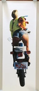 HERMOSA SEÑORA MONTANDO UN SUZUKI, OKLAHOMA, RARA 1994 XL 62 X 22,9" PÓSTER PUERTA - Imagen 1 de 7