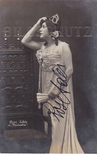 Autogramm auf Szenenfoto-Karte von ROSE ADER, späte Geliebte von Giacomo Puccini - Bild 1 von 3