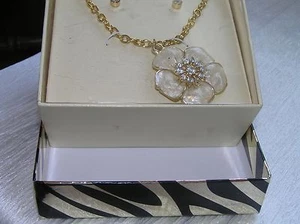 Estate Demi D’Lux Cream Enamel Flower with Clear Rhinestone Paste Post Earrings - Picture 1 of 2