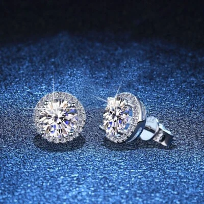 Aretes con halo redondo de moissanita de 2,5 quilates enchapados en oro blanco de 14 k en plata maciza Foto 1 de 3