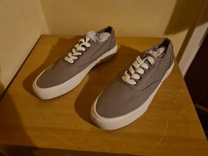 NEU ASOS UNISEX HERREN DAMEN GRAU KLASSISCH CANVAS SNEAKER UK 9 / EU 43 - Bild 1 von 16