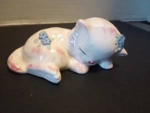 Vtg Lefton Ceramic Figurine Kitten Cat Knapping White-Pink Tint Blue Flowers - Picture 1 of 6