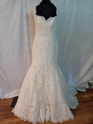Wedding dress size 8 ivory lace Pronovias, see measurement chart, G - Image 1 of 4