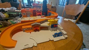 2015 Mattel Hot Wheels Stow and Go Folding Race Track Service Station DMW90 - Picture 1 of 6