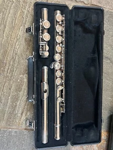 Armstrong 104 flute with hard case. Made in USA - Picture 1 of 5