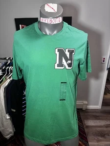 Neu mit Etikett Nike Sportswear Varsity Spellout Herren Large T-Shirt grün The Nike Tee SELTEN - Bild 1 von 3