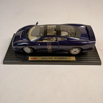 Maisto 1992 Blue Jaguar XJ220 On Display Blue 1992 1:12  - Image 1 of 4