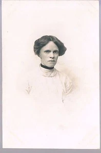 STUDIO POSTKARTE FRAU MITTLEREN ALTERS HALSBAND TJ HANSTOCK CLARENCE ROAD YORK UM 1918 - Bild 1 von 2