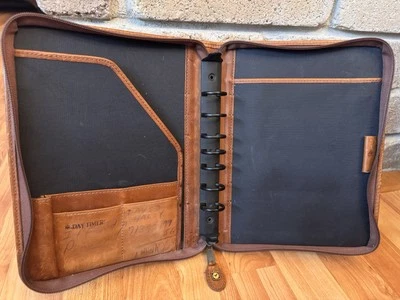 "Carpeta planificadora de 7 anillos de cuero marrón para temporizador de día cremallera alrededor de 1"" anillos escritorio vintage" Foto 1 de 4