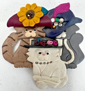 Prendedor Tigre Lis Tres Gatos en Sombreros Karen Justice Arte Usable Raro De Colección Años 80! - Imagen 1 de 2