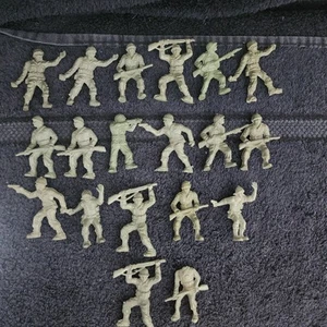 Vintage 1960s Plastic Army Men Collectible - Picture 1 of 4