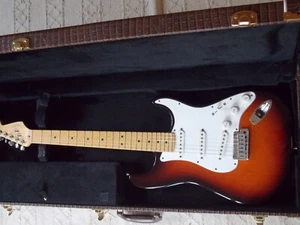FENDER STRATOCASTER 1997 WITH HARD CASE AMERICAN USA STANDARD SUNBURST - Picture 1 of 16