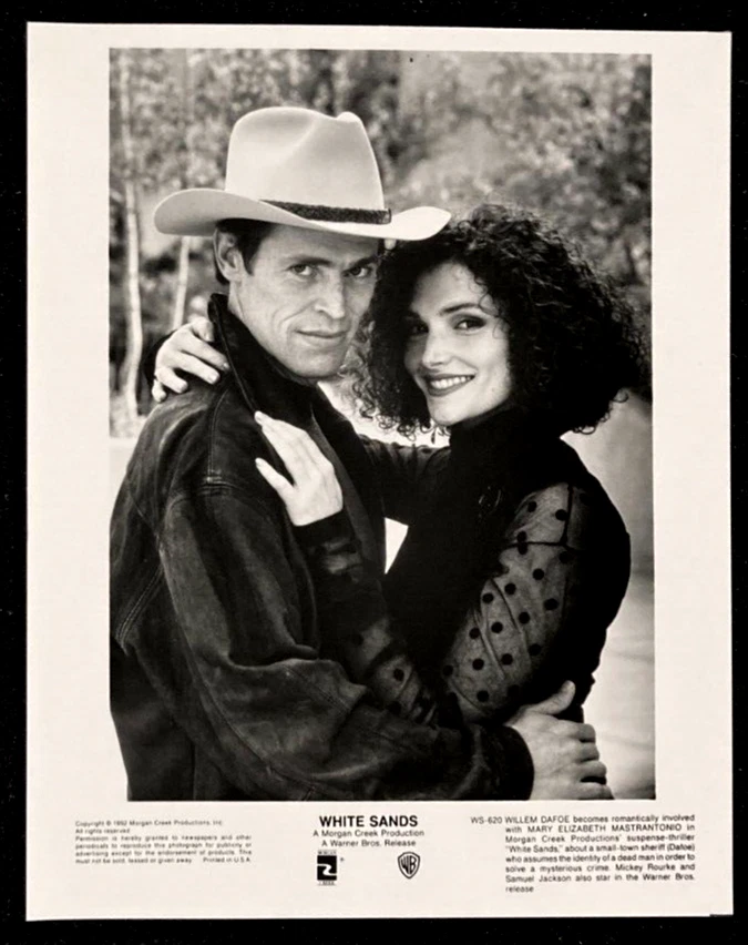 Foto de prensa de películas WHITE SANDS Willem Dafoe Mary Elizabeth Mastrantonio Neo Noir Foto 1 de 1