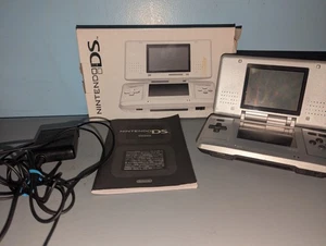 Japan Nintendo DS Silver con scatola NTR-001 console portatile testata - inglese  - Foto 1 di 14