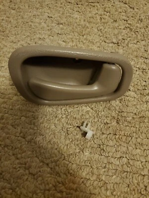 内门把手前/后-右 Dorman 79501 适合 98-02 丰田卡罗拉 — 第 1/2 张图片