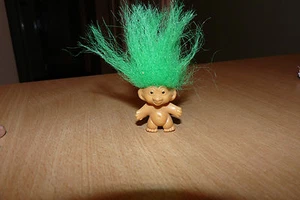 MUÑECA TROLL DE COLECCIÓN CON EXTREMO LÁPIZ - CABELLO VERDE - Imagen 1 de 2