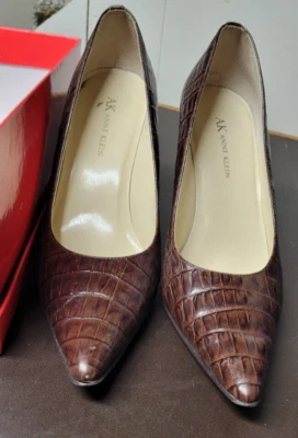 Anne Klein Mujer 8M Chocolate Cocodrilo Estampado JAYNE Bloque Punta Tacones CAJA Foto 1 de 4