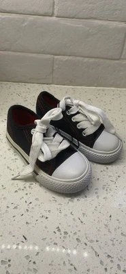 Zapatillas bajas para niños pequeños talla US 5 negras y rojas Foto 1 de 4