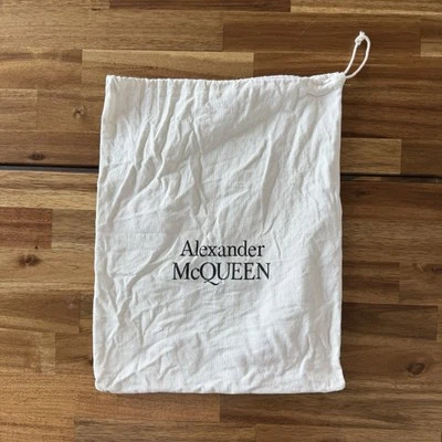 Bolsa antipolvo Alexander McQueen para planos o mini monedero seminueva Foto 1 de 4