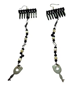 Pendientes Hechos a Mano Largos Negros Colgantes Reciclados Vintage Resistencias Cuentas Llaves - Imagen 1 de 8