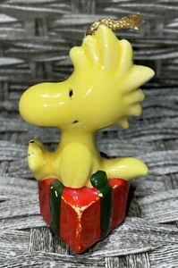 Vintage Peanuts Woodstock Keramik Weihnachtsschmuck sitzend Geschenkpaket '65 - Bild 1 von 7