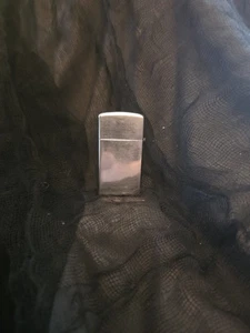 Encendedor Zippo 2004 vintage - cromo cepillado - a prueba de viento - clásico abatible EE. UU. - Imagen 1 de 24