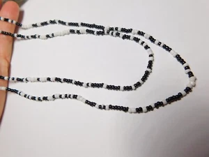 Collar de doble cadena firmado Sugar Fix con cuentas de semillas de vidrio blanco negro - Imagen 1 de 3