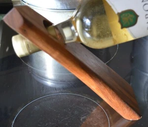 Einzelner ausgewogener Weinflaschenhalter aus Holz. - Bild 1 von 5