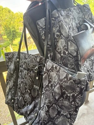 2 bolsas Tumi nuevas con etiquetas. 1 bolso con estampado de piel de serpiente y 1 bolso enrollable de piel de serpiente. Foto 1 de 4