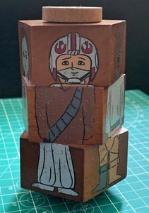 Disney Parks Galaxy's Edge Star Wars Charaktere Holzspielzeug Han, Luke, Leia NEU - Bild 1 von 4