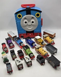 Lotto 19 Thomas Il treno e gli amici motorizzati e magnetici con custodia. Testato  - Foto 1 di 5