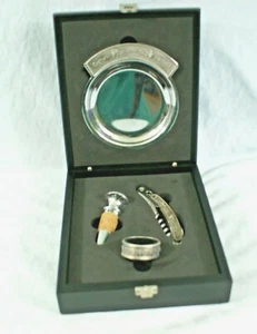 Weinbar Set in Holzbox Weinrebenmuster Tablett, Korkenzieher, Stopfen & Halsring - Bild 1 von 4