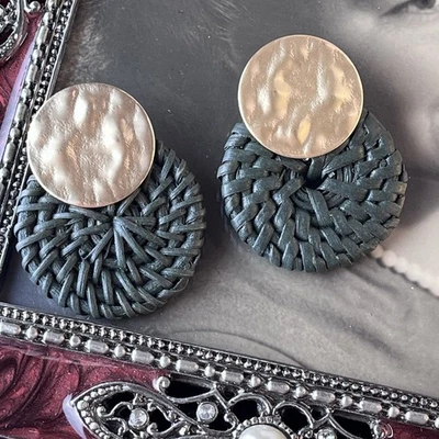 "Pendientes llamativos tejidos verdes - Poste trasero tono dorado - Gota de 2"" - Boho moderno 1,5""" Foto 1 de 4