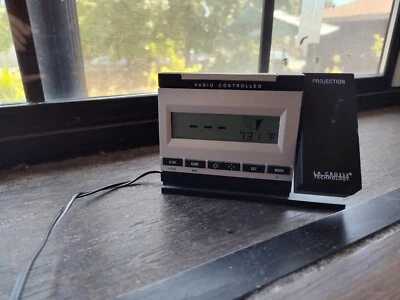 La Crosse Technology Projection Alarm Clock Radio Model WT-5720 J62 - Image 1 of 4