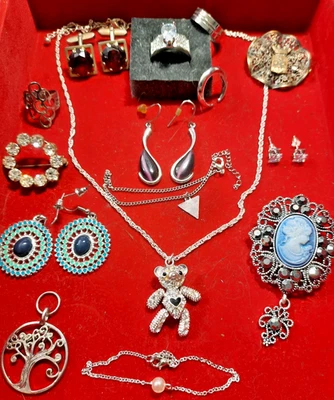 Lot de bijoux fantaisie , modernes, anciens et/ou vintage - Immagine 1 di 4