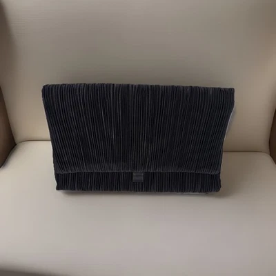 REISS Negro Pintuck Plisado Satén Formal Noche Bolsa Bolso sin asas Cartera Bolso de mano 12”X8” Foto 1 de 4