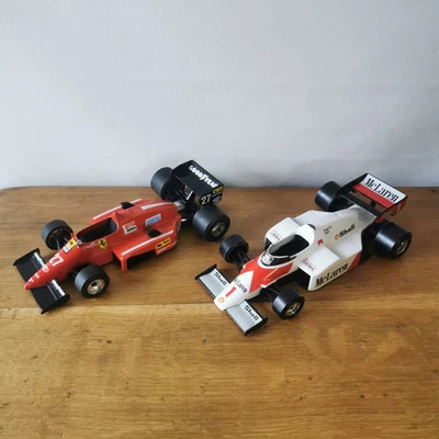 Lot 2 Voitures F1 Miniatures Burago McLaren Et Mira Ferrari 1/25 - Photo 1/4