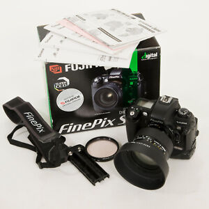 Digitale Spiegelreflex Kamera Set Fujifilm FinePix S3 Pro und Objektiv Nikon AF