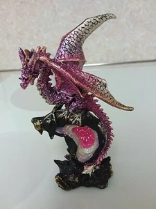 Hermoso dragón de 6 1/2" de alto encaramado en una geo-roca - Imagen 1 de 7