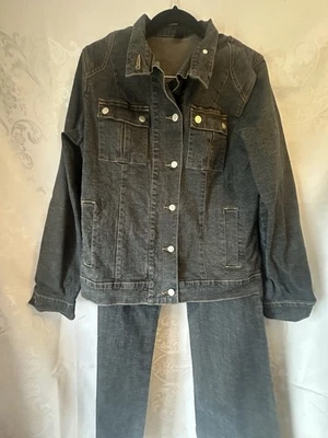 Chaqueta y jeans de mezclilla negros lavados a la piedra Isda & Co Foto 1 de 4