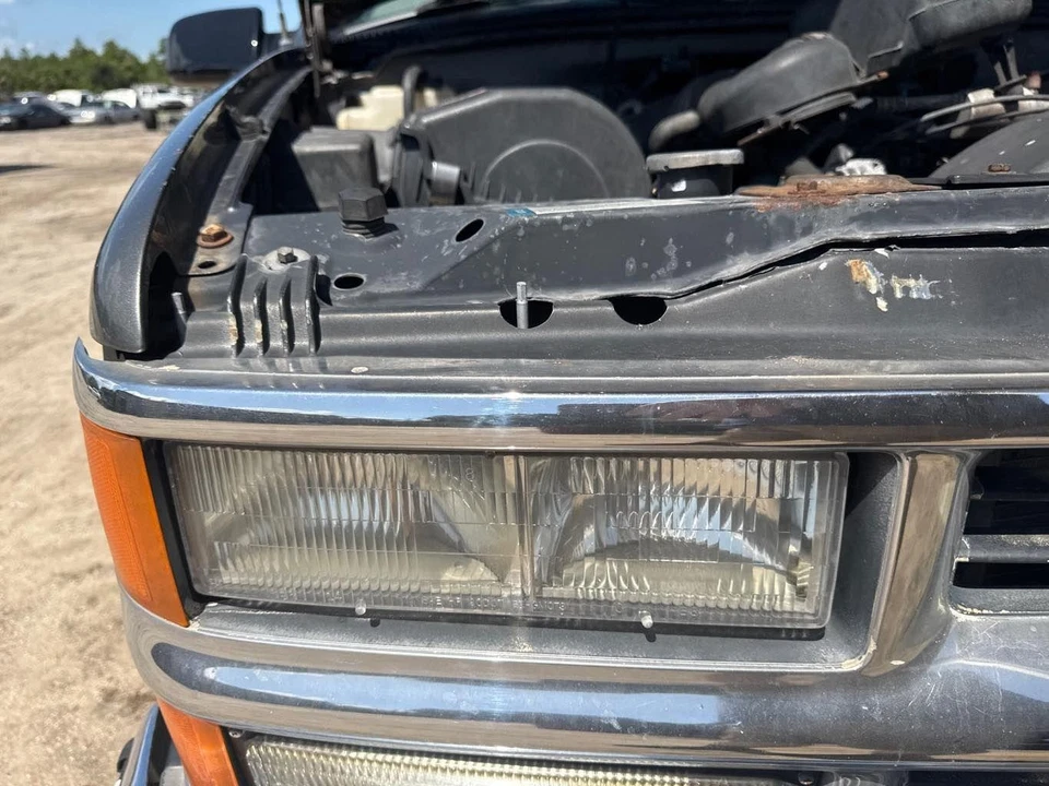 Headlamp Assembly SUBURBAN 1500 Right 92 93 94 95 96 97 98 99 - Image 1 of 1