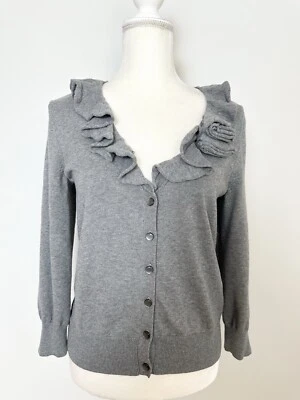 Cárdigan suéter tejido con botones Nine West para mujer talla M gris con volantes cuello en V Foto 1 de 4