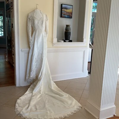 Impresionante vestido de novia vintage de encaje y satén blanco - personalizado Foto 1 de 4