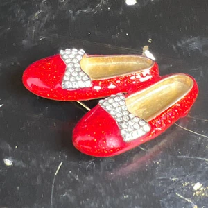 Vintage 70er Jahre Zauberer von OZ Anstecknadel Brosche Rubin Hausschuhe Emaille rot Strass gold - Bild 1 von 9