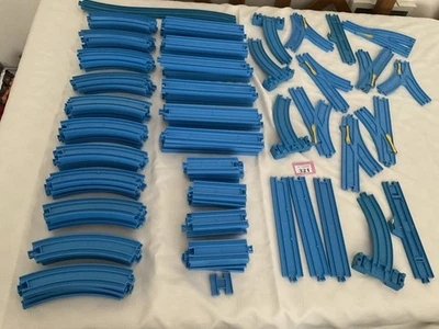 THOMAS,TRACKMASTER BLUE TRACK. 125 ASSORTED PIECES 321/DR) - Image 1 of 4