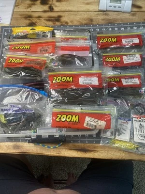 Lote grande de aparejos de pesca de gusanos, ranas, aletas, lagartos y gusanos eléctricos Foto 1 de 4