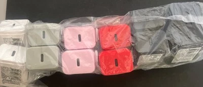 Беспроводное настенное зарядное устройство USB-C, для использования с кабелями USB-C, упаковка 12 шт., многоцветное - Изображение 1 из 3